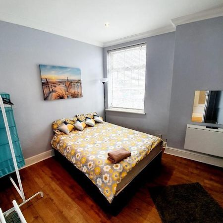 3 Bedroom Apartment Next To Westcliff-On-Sea Station Southend-on-Sea Esterno foto