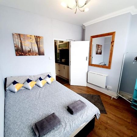 3 Bedroom Apartment Next To Westcliff-On-Sea Station Southend-on-Sea Esterno foto