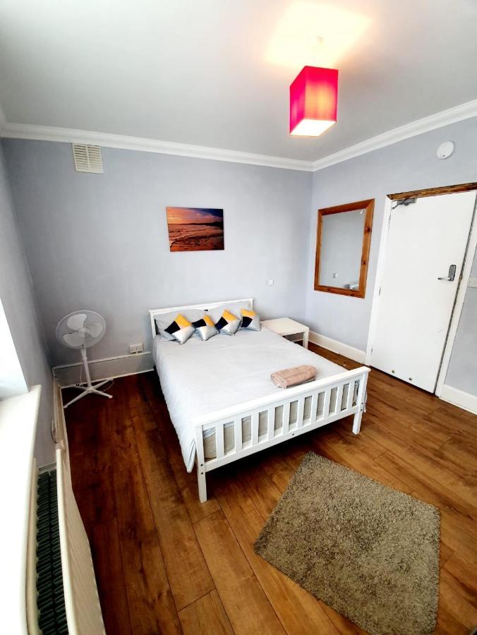 3 Bedroom Apartment Next To Westcliff-On-Sea Station Southend-on-Sea Esterno foto