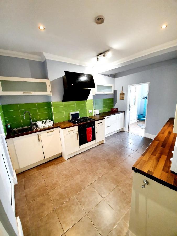 3 Bedroom Apartment Next To Westcliff-On-Sea Station Southend-on-Sea Esterno foto