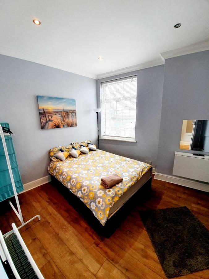 3 Bedroom Apartment Next To Westcliff-On-Sea Station Southend-on-Sea Esterno foto