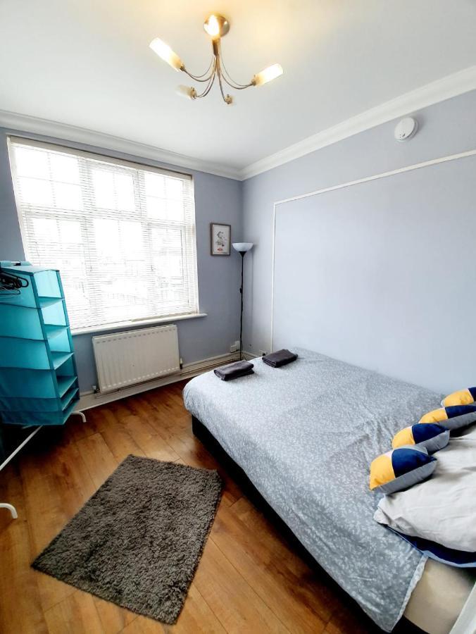 3 Bedroom Apartment Next To Westcliff-On-Sea Station Southend-on-Sea Esterno foto