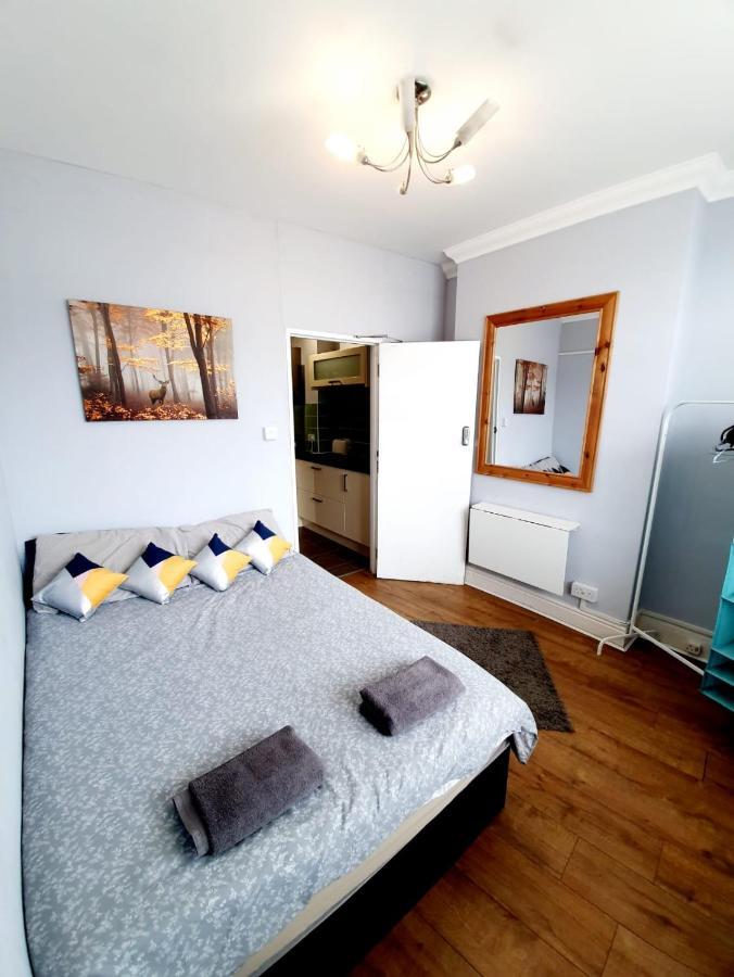 3 Bedroom Apartment Next To Westcliff-On-Sea Station Southend-on-Sea Esterno foto